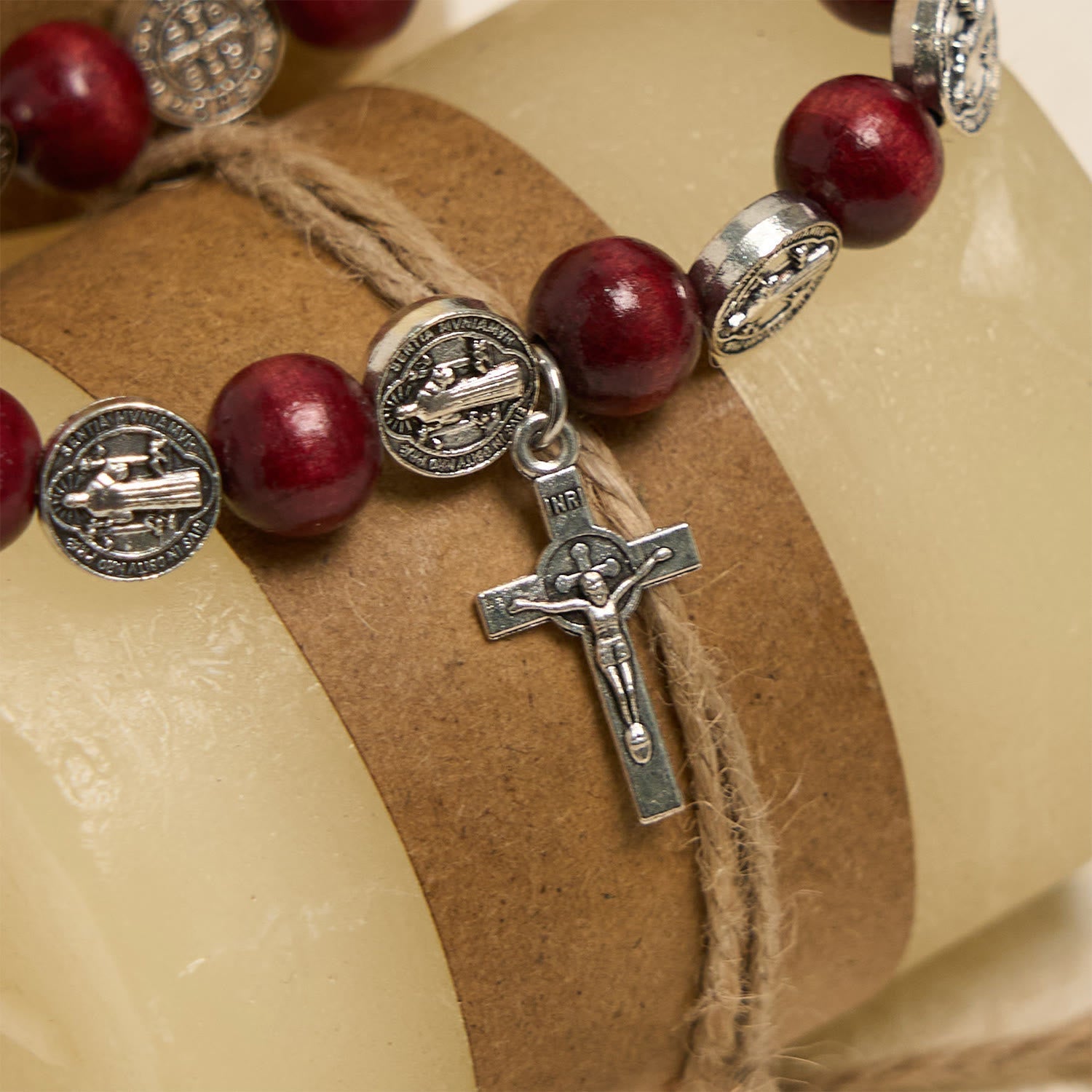 Pulsera Vintage de Cuentas Rojas con Dije de San Benito: Símbolo Preciado de Guía Santa