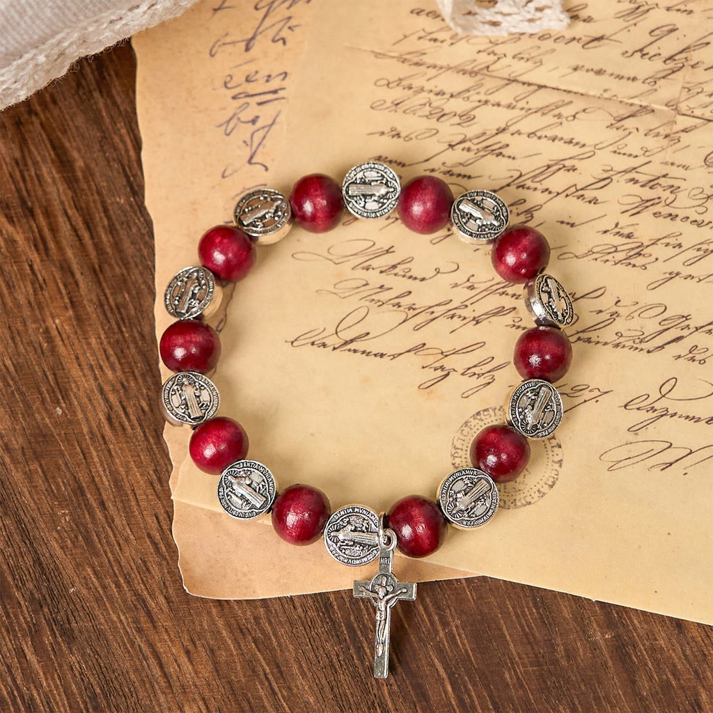 Pulsera Vintage de Cuentas Rojas con Dije de San Benito: Símbolo Preciado de Guía Santa
