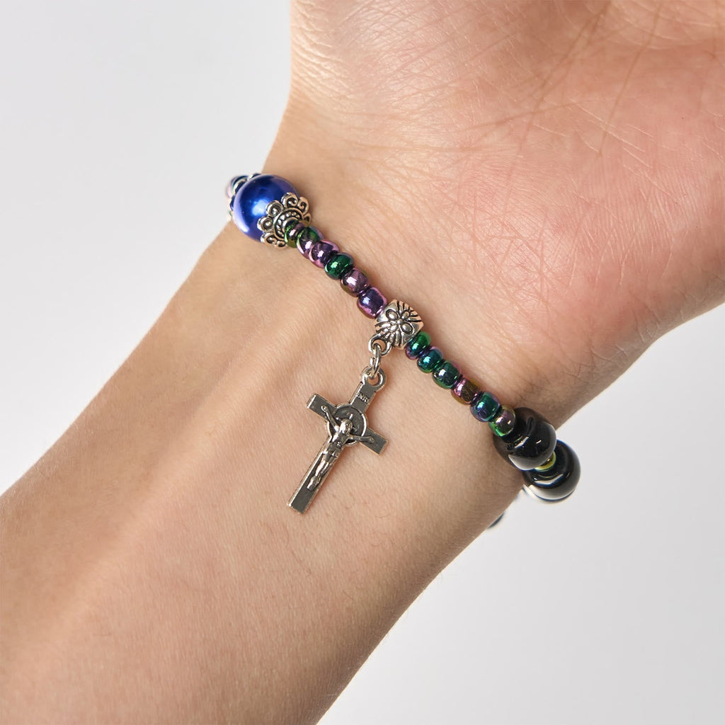 Pulsera de Ébano y Ágata Azul con Medalla de la Virgen y Crucifijo