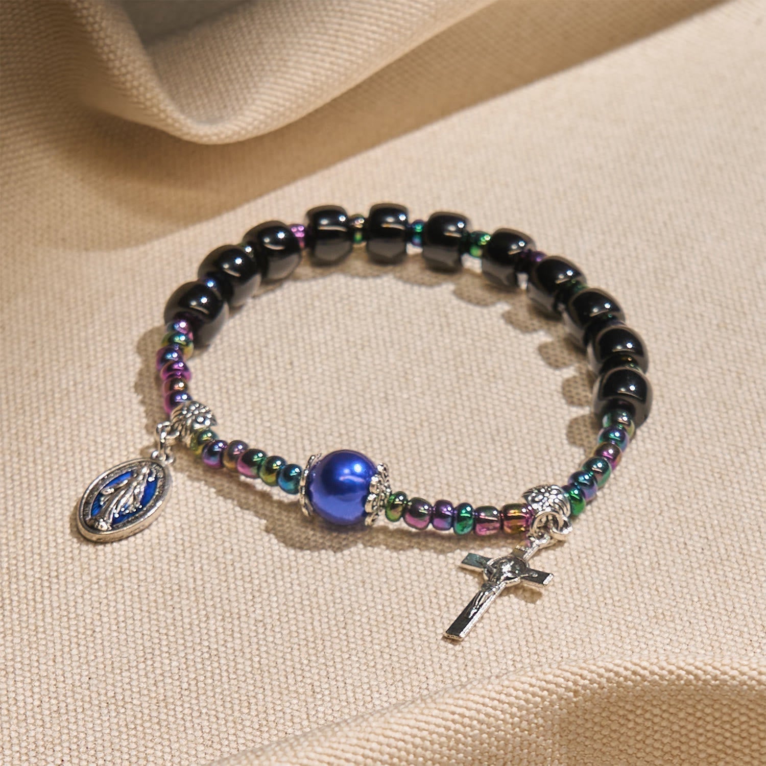 Pulsera de Ébano y Ágata Azul con Medalla de la Virgen y Crucifijo