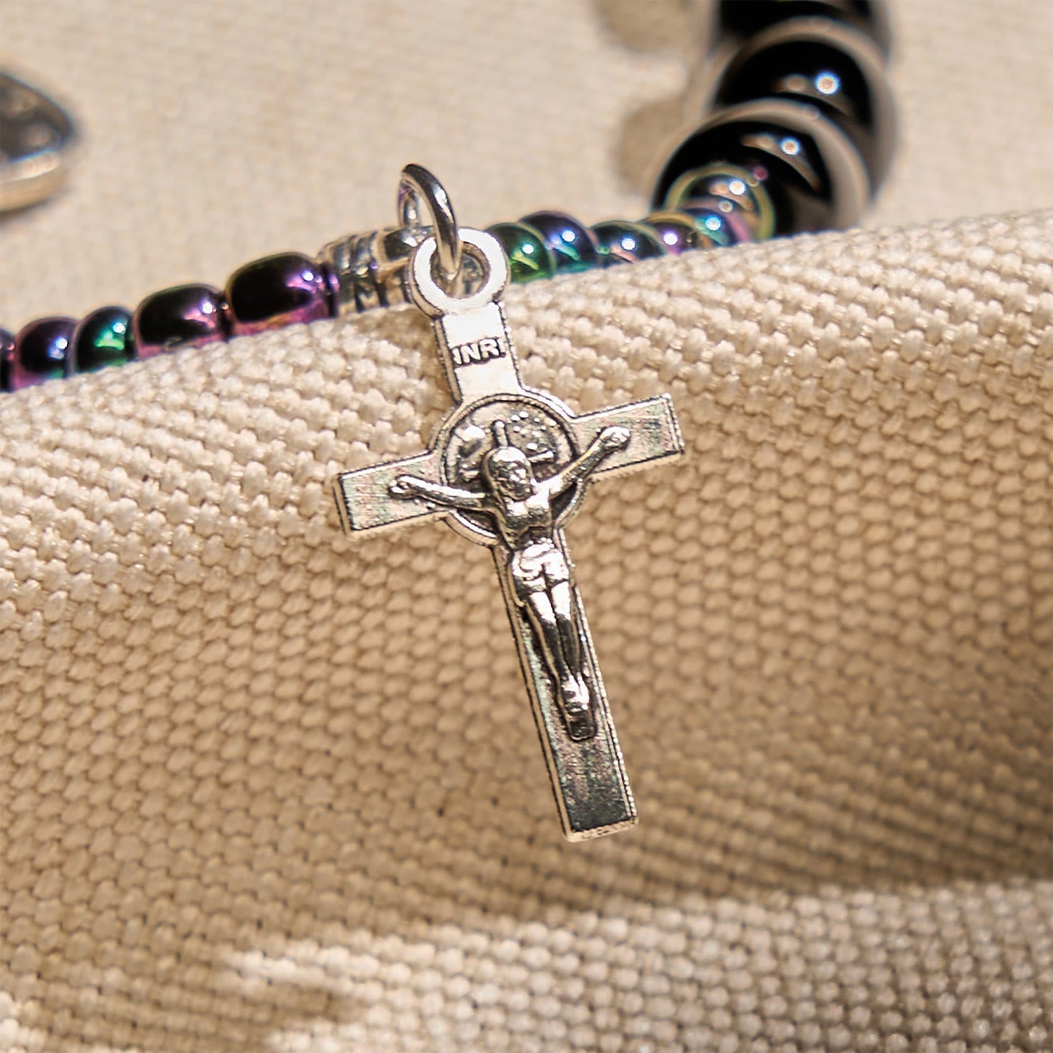 Pulsera de Ébano y Ágata Azul con Medalla de la Virgen y Crucifijo