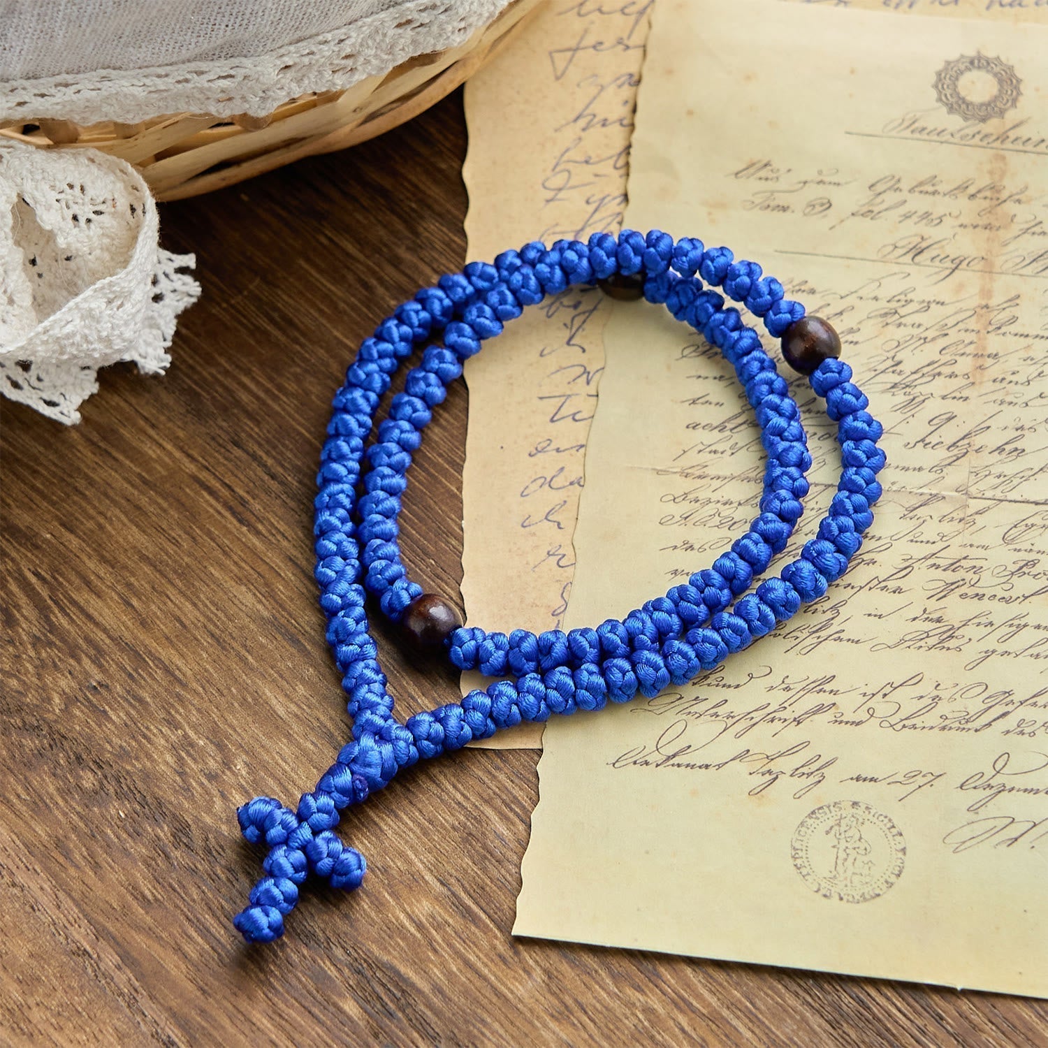 Collar de Cordón Azul y Negro con Cruz y 100 Nudos de Bendición: Símbolo de Bendición Santa