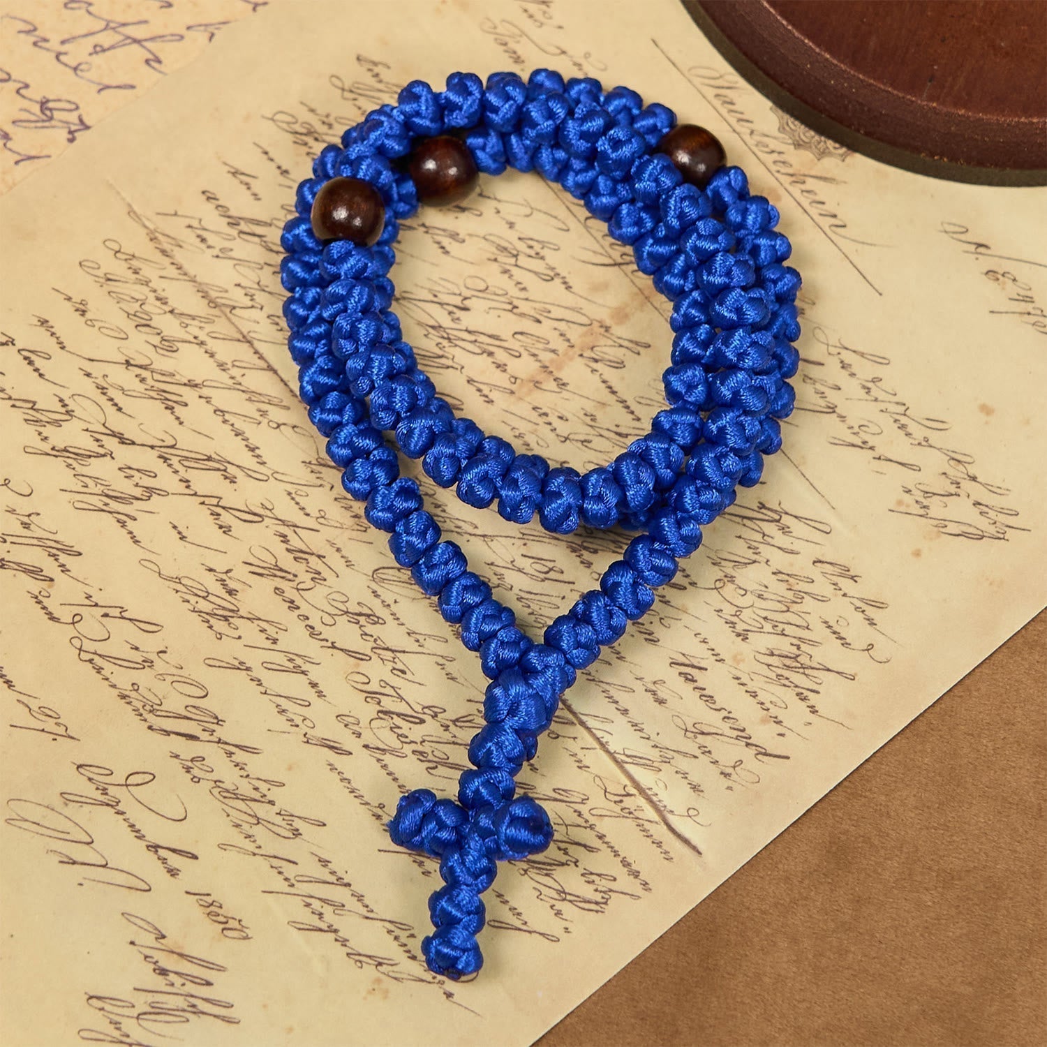 Collar de Cordón Azul y Negro con Cruz y 100 Nudos de Bendición: Símbolo de Bendición Santa