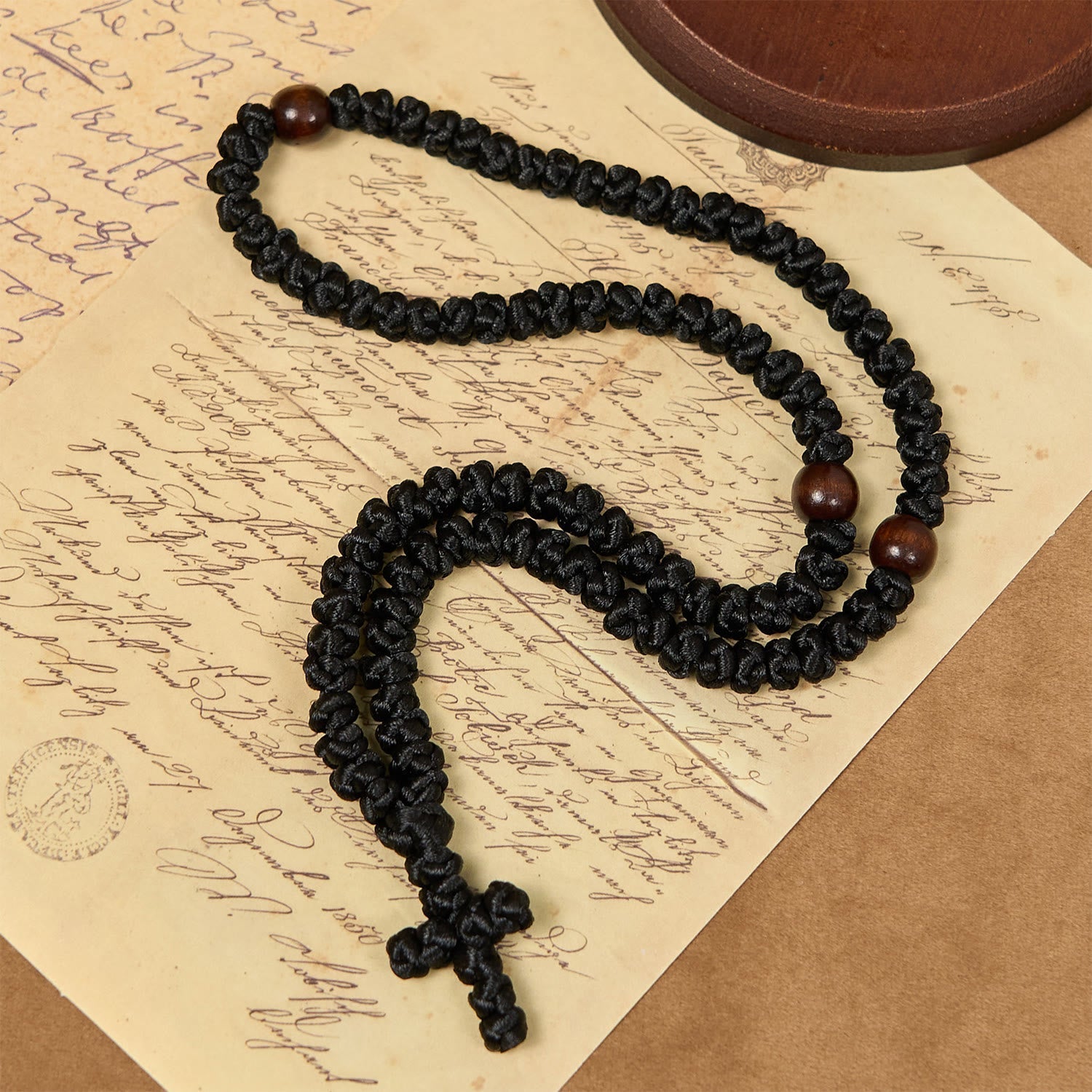 Collar de Cordón Azul y Negro con Cruz y 100 Nudos de Bendición: Símbolo de Bendición Santa