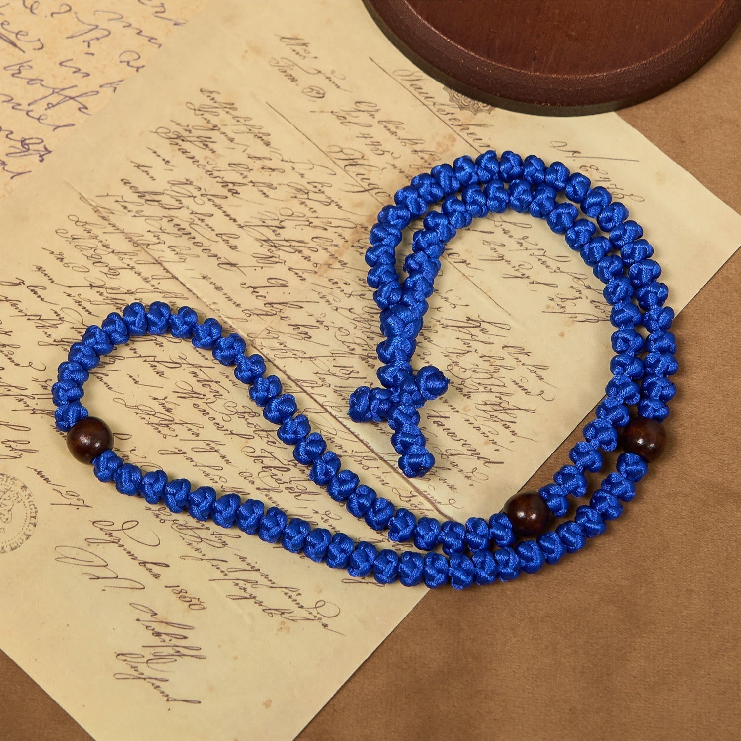 Collar de Cordón Azul y Negro con Cruz y 100 Nudos de Bendición: Símbolo de Bendición Santa