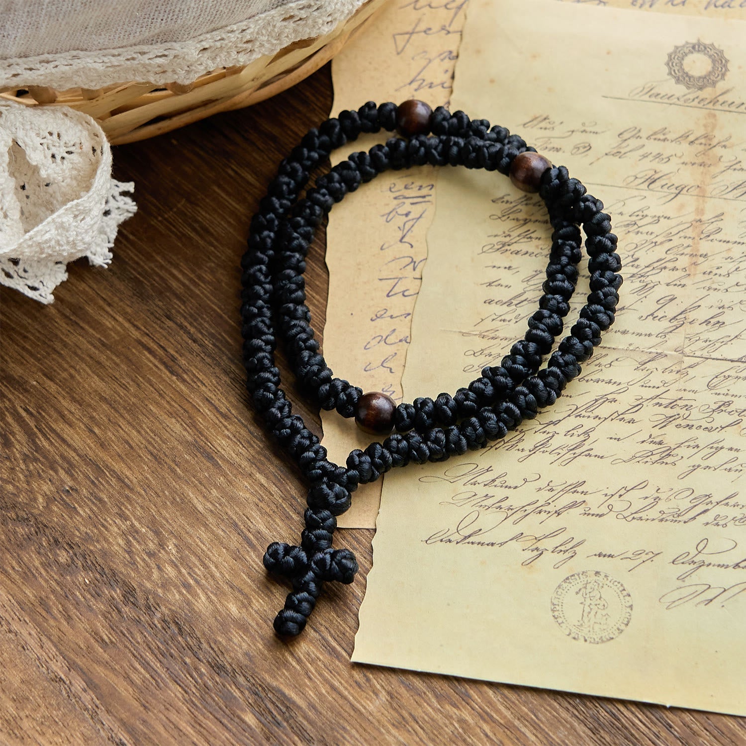 Collar de Cordón Azul y Negro con Cruz y 100 Nudos de Bendición: Símbolo de Bendición Santa