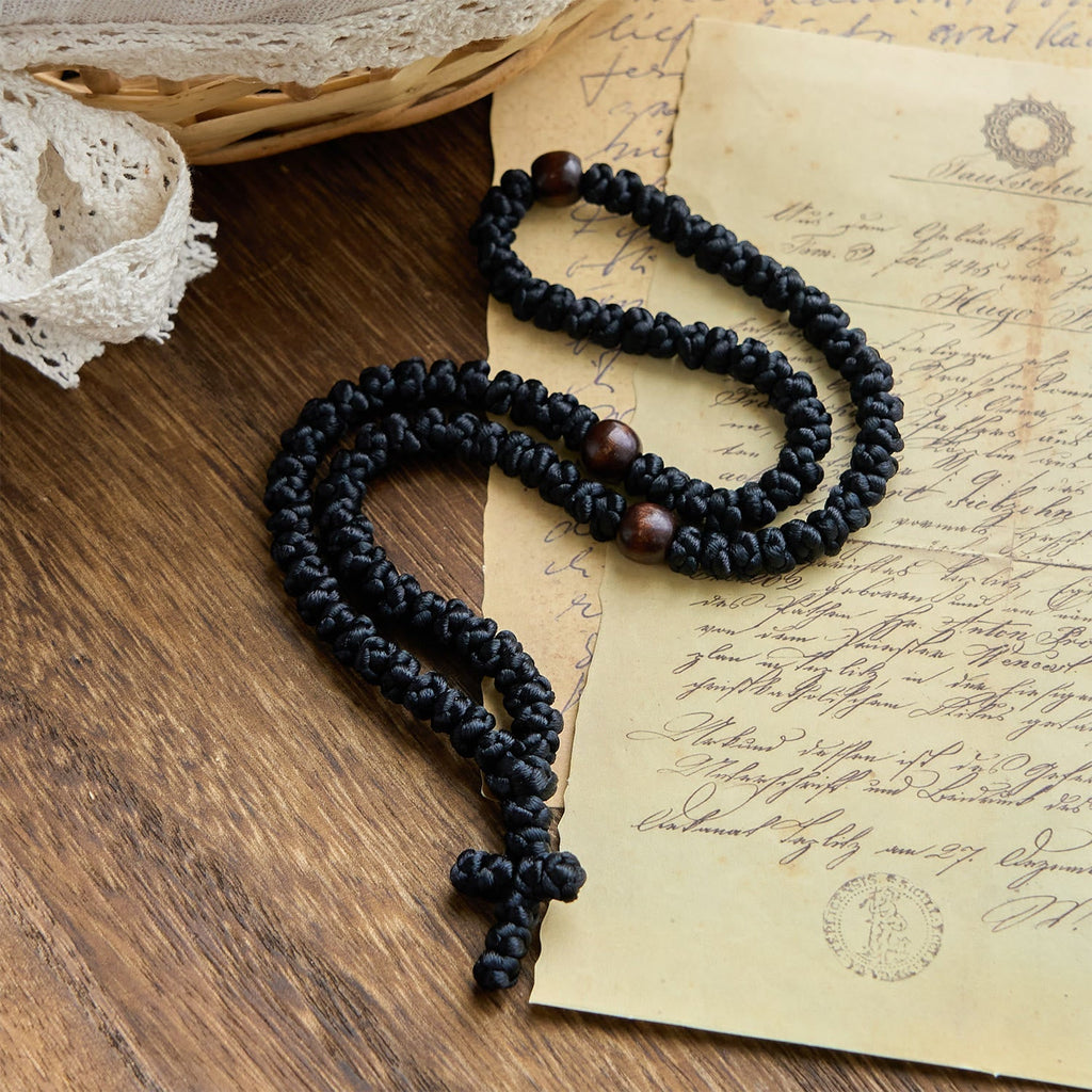 Collar de Cordón Azul y Negro con Cruz y 100 Nudos de Bendición: Símbolo de Bendición Santa