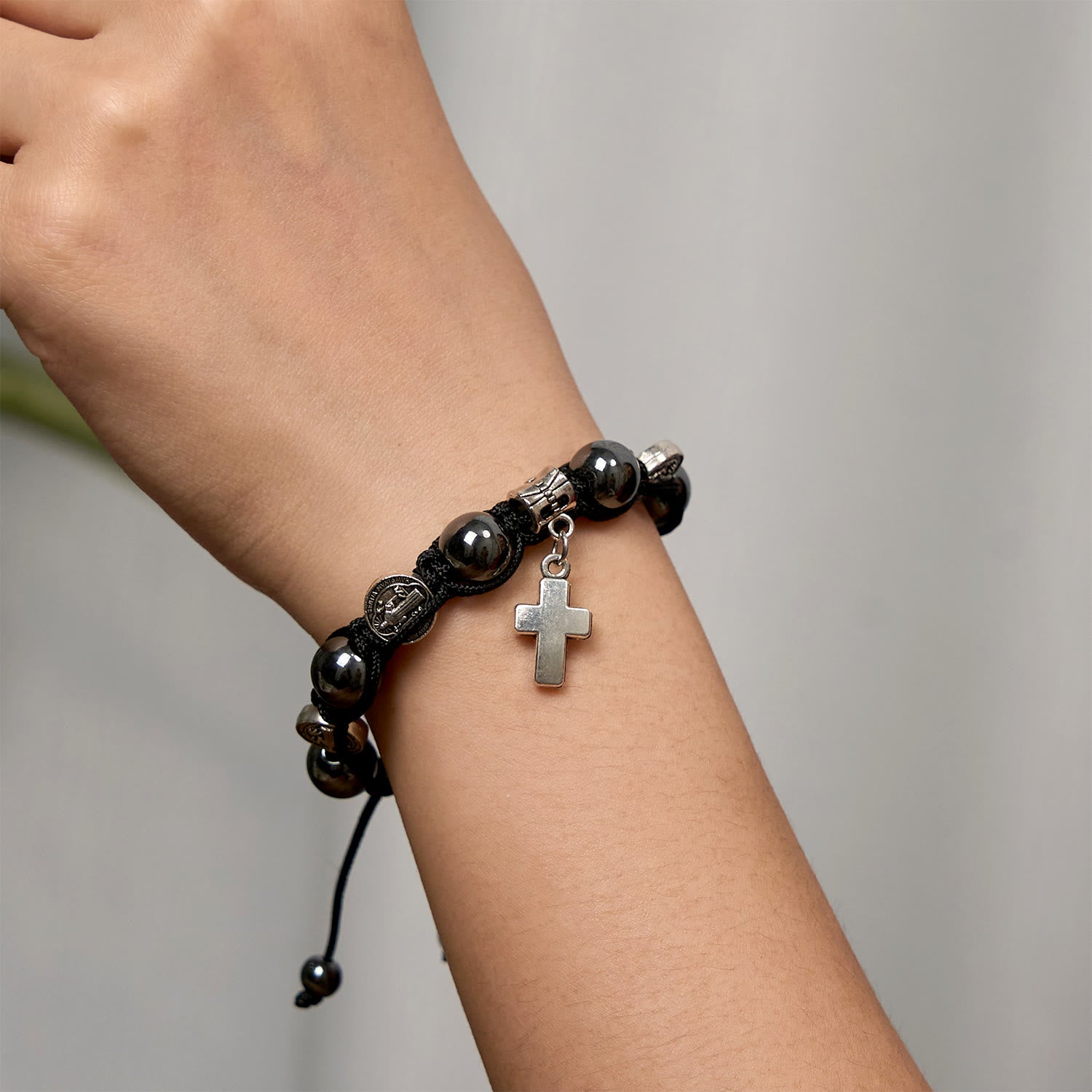 Pulsera de Cuentas de Hematita con Cruz y San Benito: Recordatorio Solemne de Raíces Espirituales