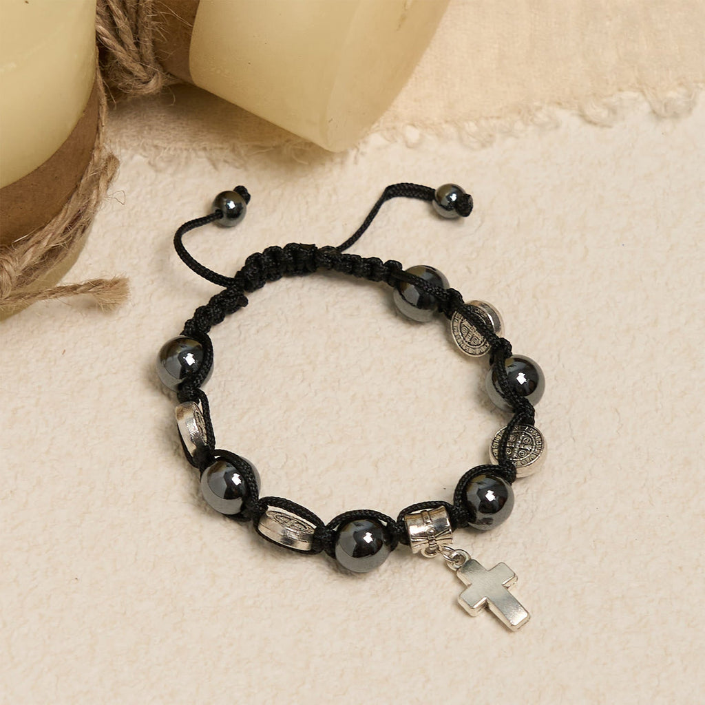 Pulsera de Cuentas de Hematita con Cruz y San Benito: Recordatorio Solemne de Raíces Espirituales