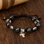 Pulsera de Cuentas de Hematita con Cruz y San Benito: Recordatorio Solemne de Raíces Espirituales