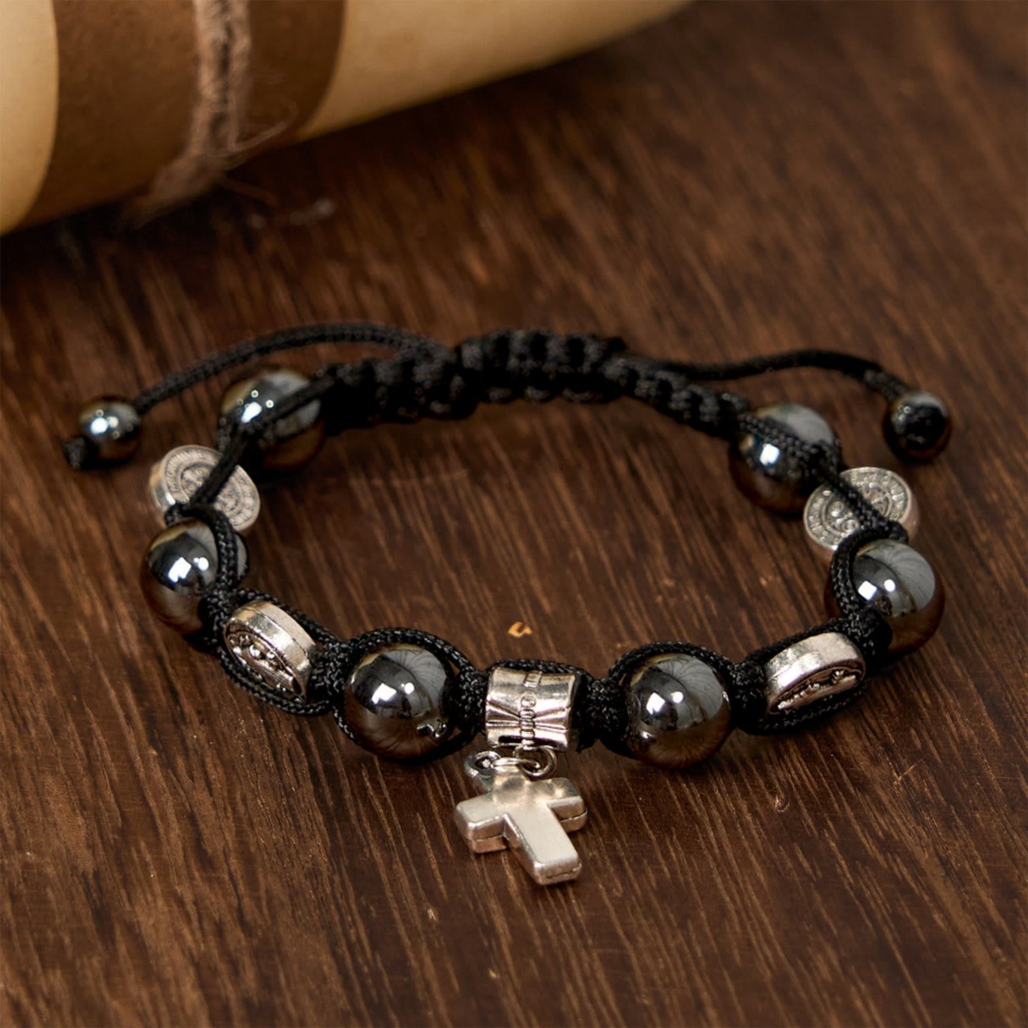 Pulsera de Cuentas de Hematita con Cruz y San Benito: Recordatorio Solemne de Raíces Espirituales