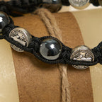 Pulsera de Cuentas de Hematita con Cruz y San Benito: Recordatorio Solemne de Raíces Espirituales