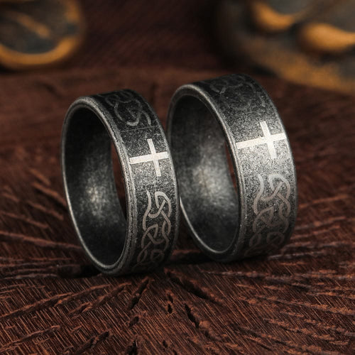 Anillo Artesanal Envejecido de Plata 925 con Nudo Celta y Cruz: Expresión de Identidad de Fe