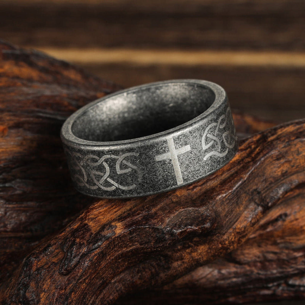 Anillo Artesanal Envejecido de Plata 925 con Nudo Celta y Cruz: Expresión de Identidad de Fe