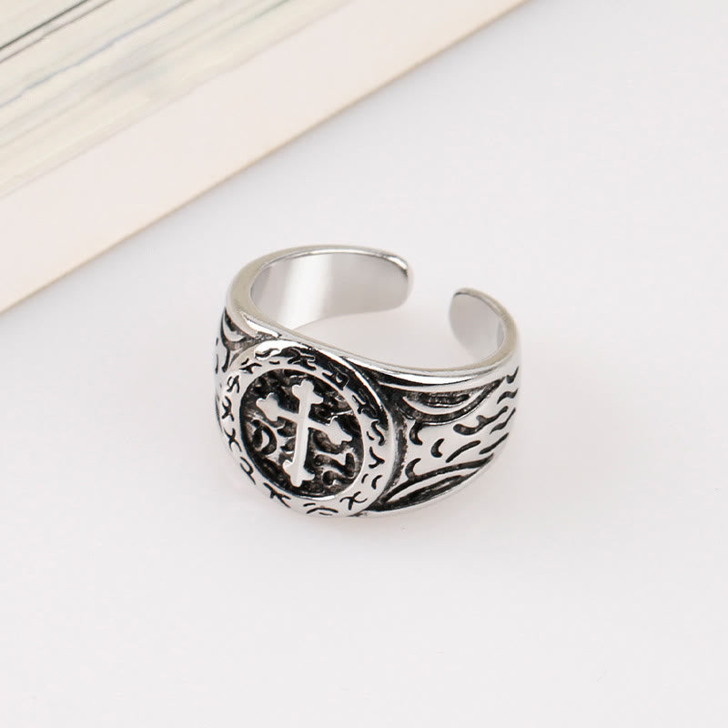 Anillo Clásico de Plata con Cruz de Patrones Ornamentados: Reliquia de Fe Hecha a Mano