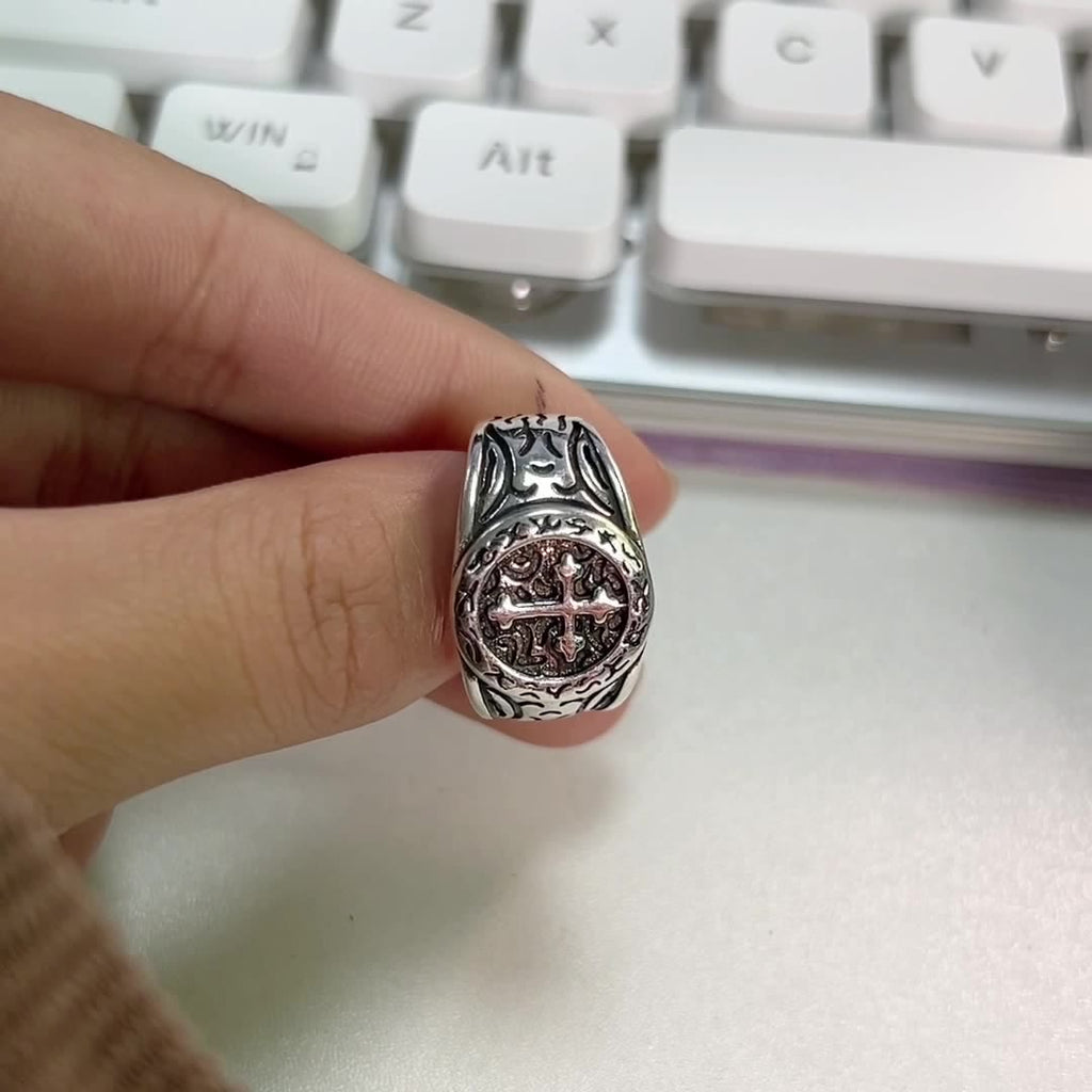 Anillo Clásico de Plata con Cruz de Patrones Ornamentados: Reliquia de Fe Hecha a Mano
