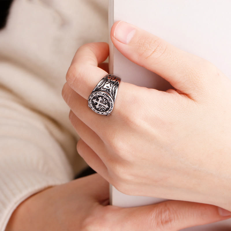 Anillo Clásico de Plata con Cruz de Patrones Ornamentados: Reliquia de Fe Hecha a Mano
