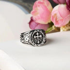 Anillo Clásico de Plata con Cruz de Patrones Ornamentados: Reliquia de Fe Hecha a Mano