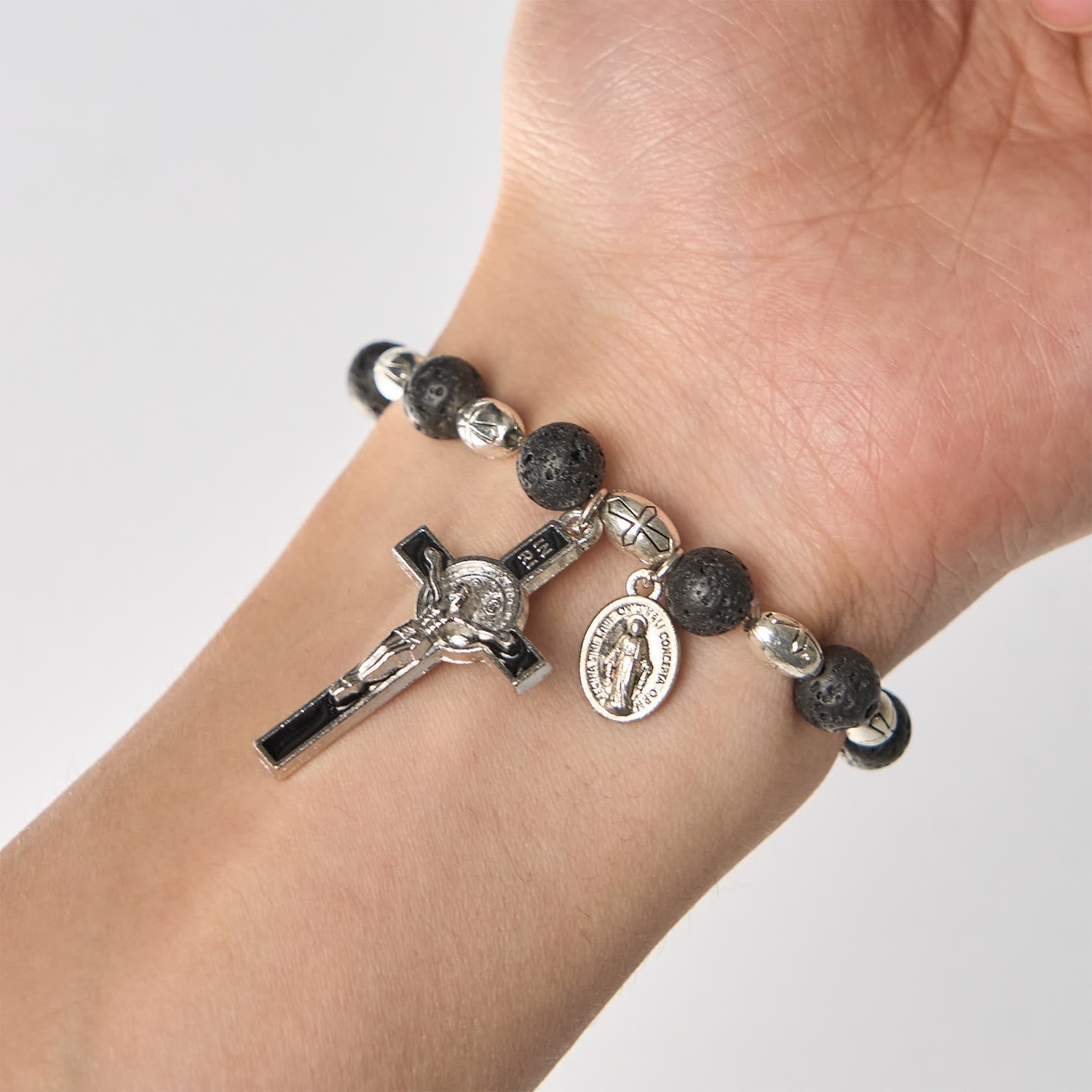 Pulsera de Ágata Negra Natural con Medalla de San Benito y Dije de la Virgen María: Arte de Fe Divina