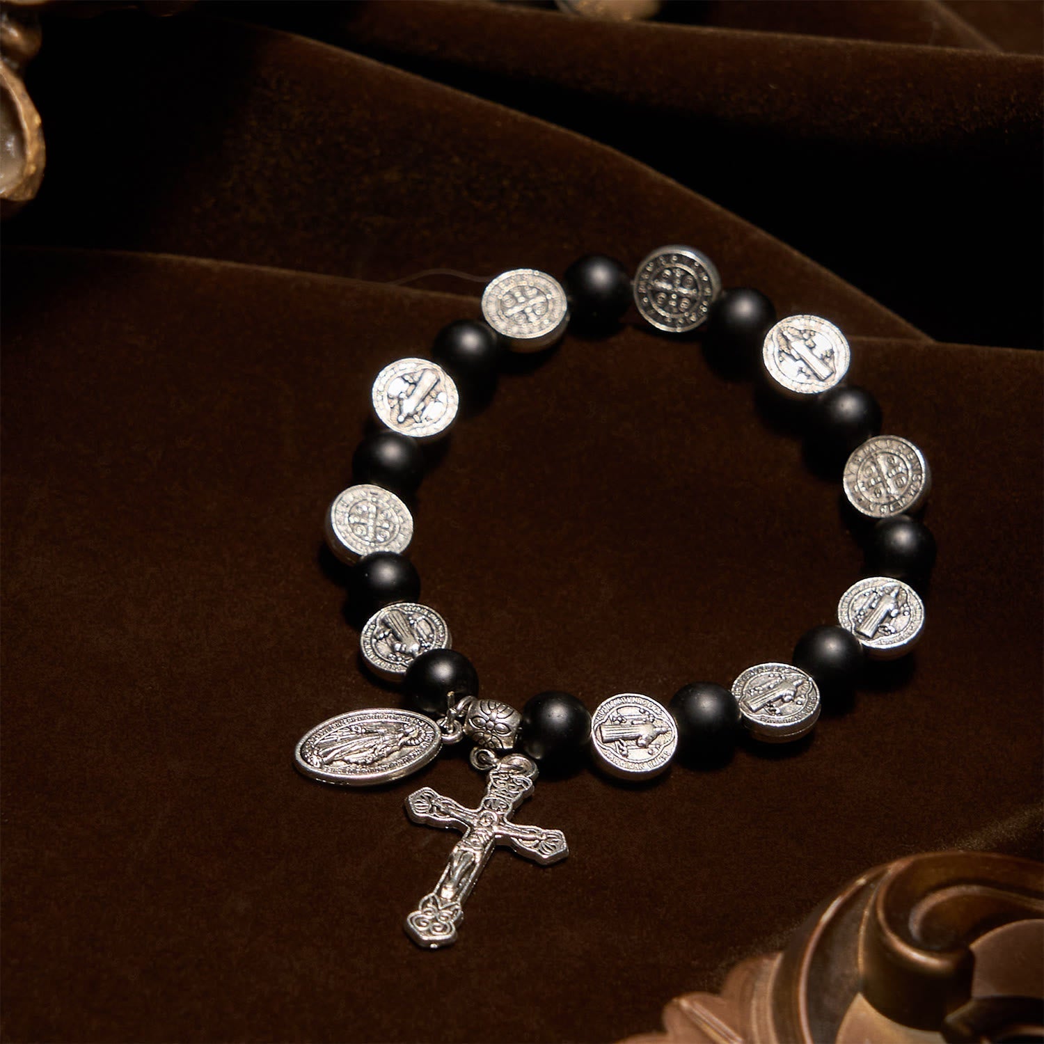 Pulsera de Ágata Negra Natural con Medalla de San Benito y Dije de la Virgen María: Arte de Fe Divina