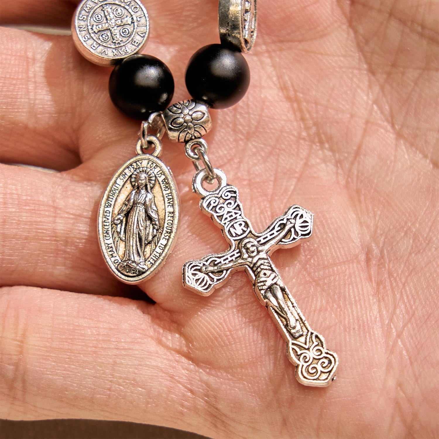 Pulsera de Ágata Negra Natural con Medalla de San Benito y Dije de la Virgen María: Arte de Fe Divina