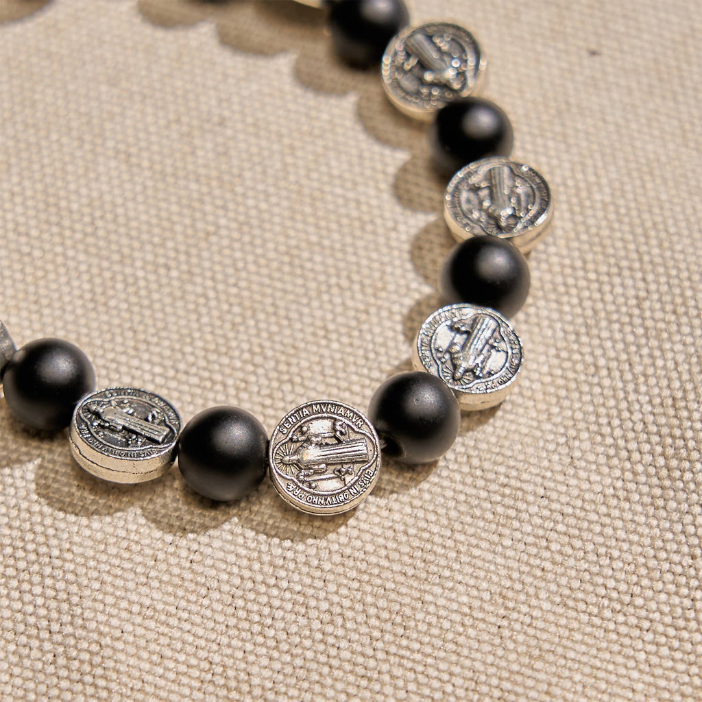 Pulsera de Ágata Negra Natural con Medalla de San Benito y Dije de la Virgen María: Arte de Fe Divina