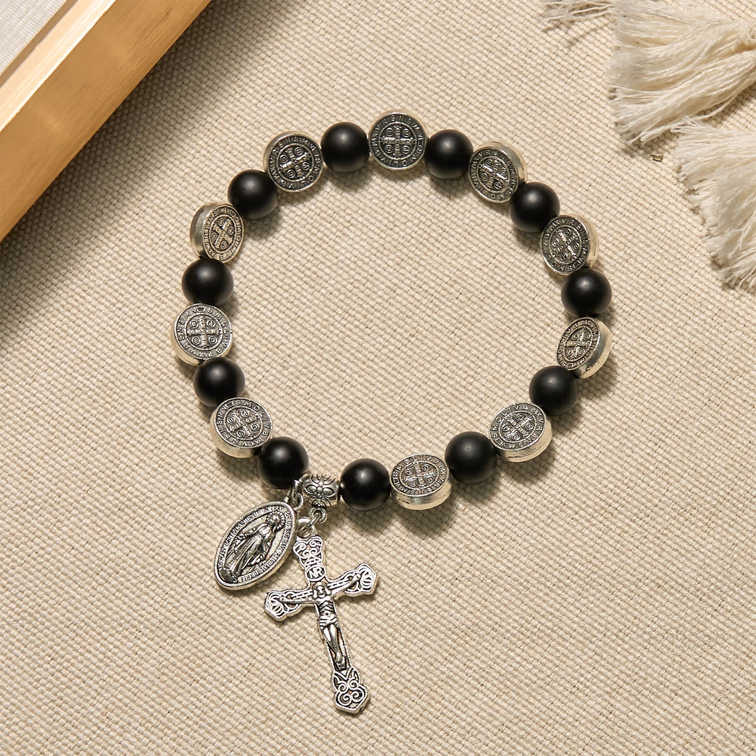 Pulsera de Ágata Negra Natural con Medalla de San Benito y Dije de la Virgen María: Arte de Fe Divina
