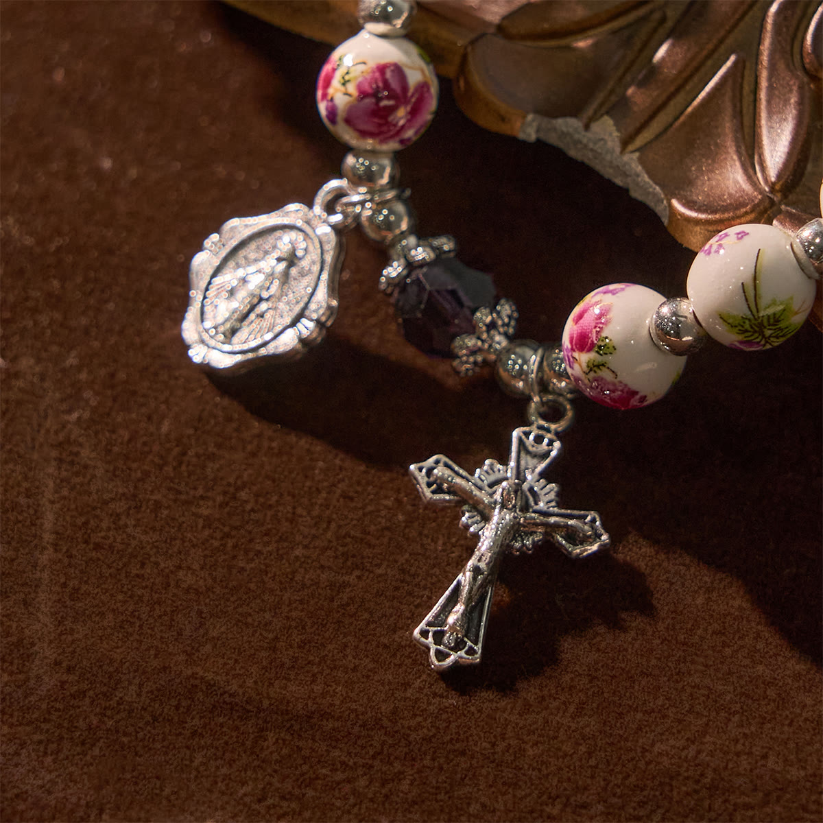 Pulsera Elástica de Cerámica Floral Multicolor con Medalla Milagrosa y Crucifijo