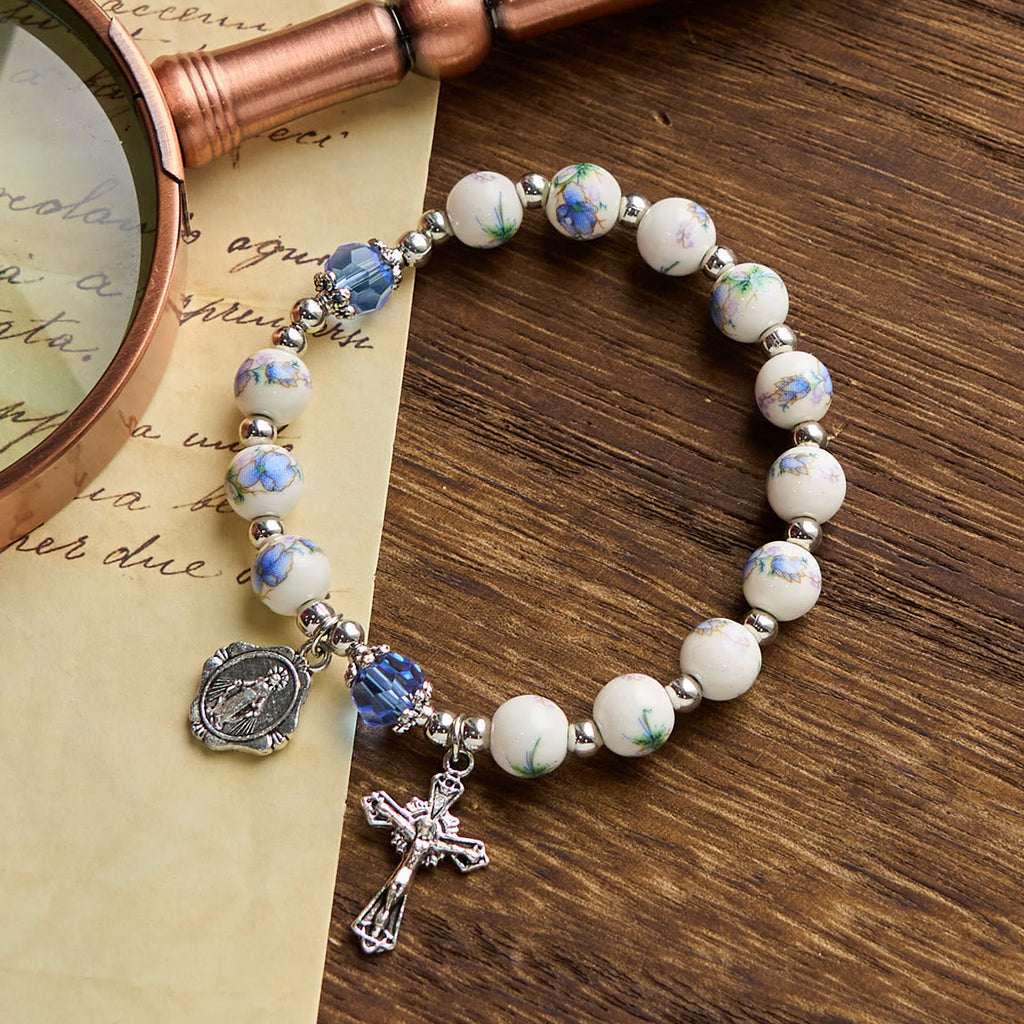 Pulsera Elástica de Cerámica Floral Multicolor con Medalla Milagrosa y Crucifijo