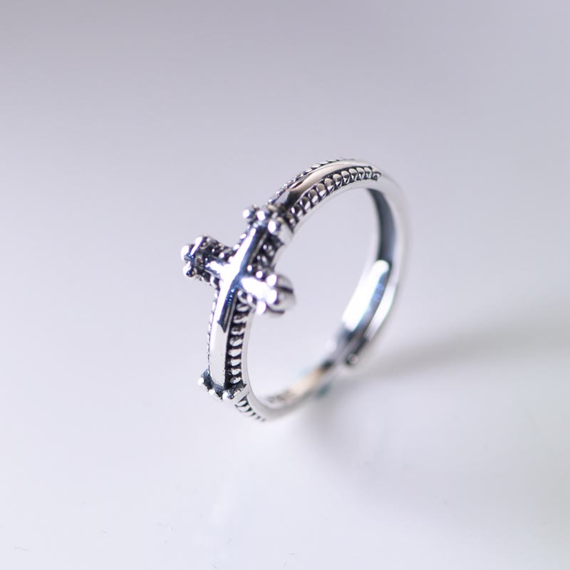 Anillo Minimalista de Plata 925 con Cruz y Patrones de Cordón: Símbolo Duradero de Vínculo Espiritual