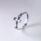 Anillo Minimalista de Plata 925 con Cruz y Patrones de Cordón: Símbolo Duradero de Vínculo Espiritual