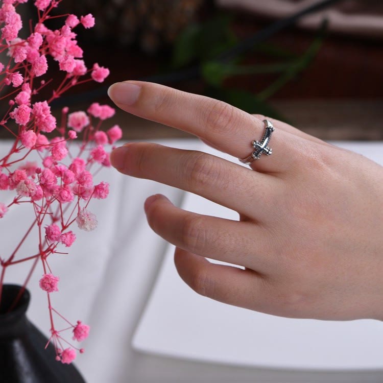 Anillo Minimalista de Plata 925 con Cruz y Patrones de Cordón: Símbolo Duradero de Vínculo Espiritual