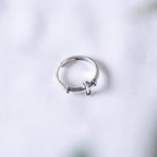 Anillo Minimalista de Plata 925 con Cruz y Patrones de Cordón: Símbolo Duradero de Vínculo Espiritual