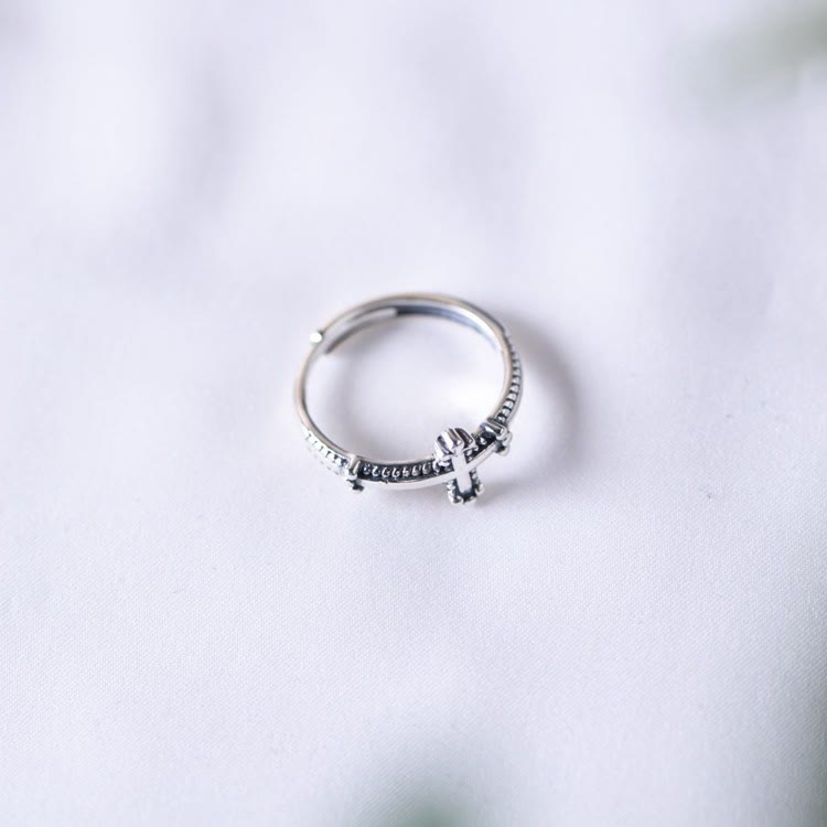 Anillo Minimalista de Plata 925 con Cruz y Patrones de Cordón: Símbolo Duradero de Vínculo Espiritual