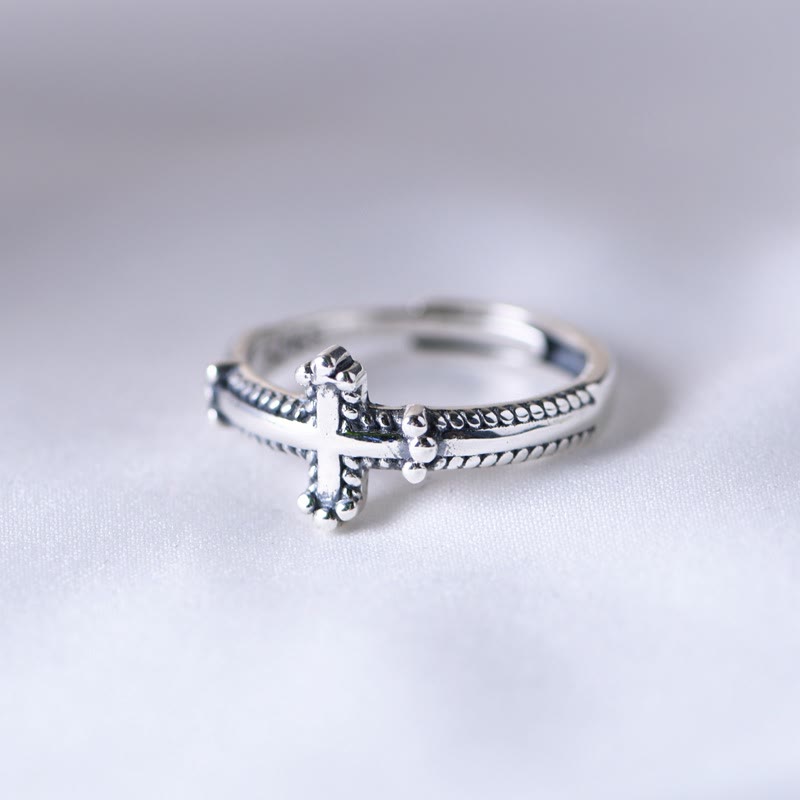 Anillo Minimalista de Plata 925 con Cruz y Patrones de Cordón: Símbolo Duradero de Vínculo Espiritual