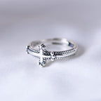 Anillo Minimalista de Plata 925 con Cruz y Patrones de Cordón: Símbolo Duradero de Vínculo Espiritual
