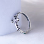 Anillo Minimalista de Plata 925 con Cruz y Patrones de Cordón: Símbolo Duradero de Vínculo Espiritual