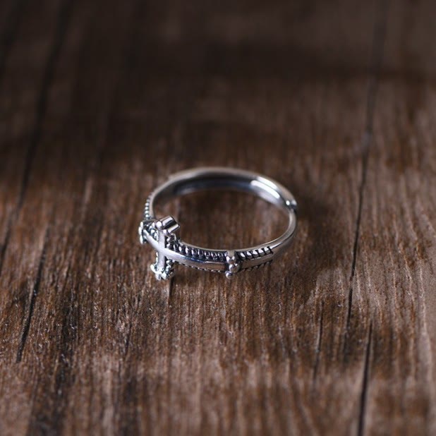 Anillo Minimalista de Plata 925 con Cruz y Patrones de Cordón: Símbolo Duradero de Vínculo Espiritual