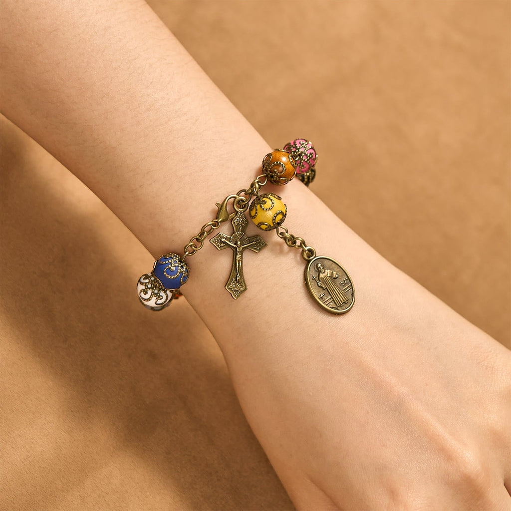 Pulsera Vintage de Cuentas de Colores con San Benito y Crucifijo en Bronce: Confianza en lo Divino