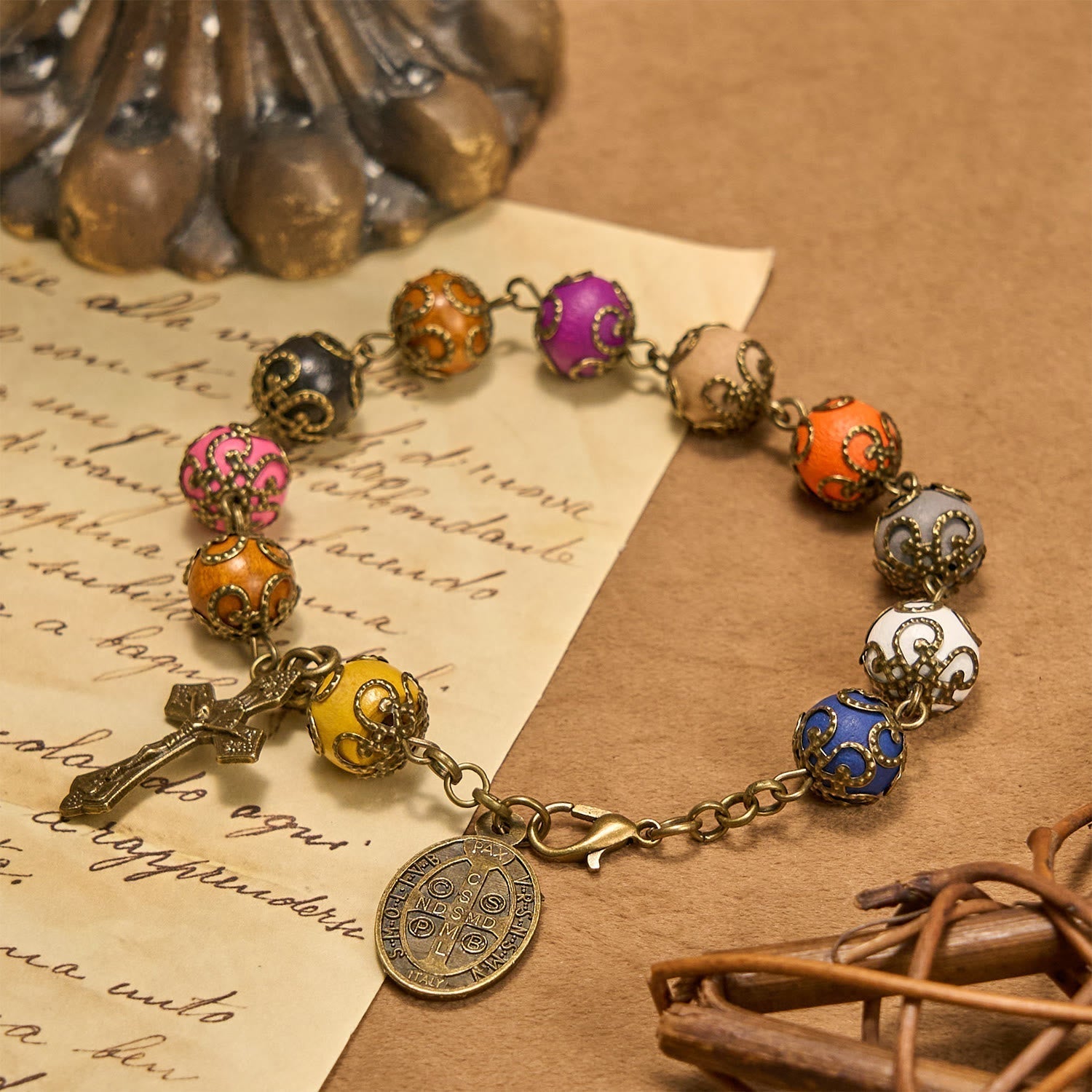 Pulsera Vintage de Cuentas de Colores con San Benito y Crucifijo en Bronce: Confianza en lo Divino