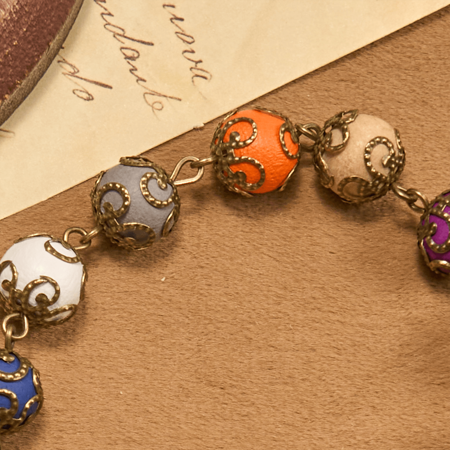 Pulsera Vintage de Cuentas de Colores con San Benito y Crucifijo en Bronce: Confianza en lo Divino