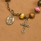 Pulsera Vintage de Cuentas de Colores con San Benito y Crucifijo en Bronce: Confianza en lo Divino