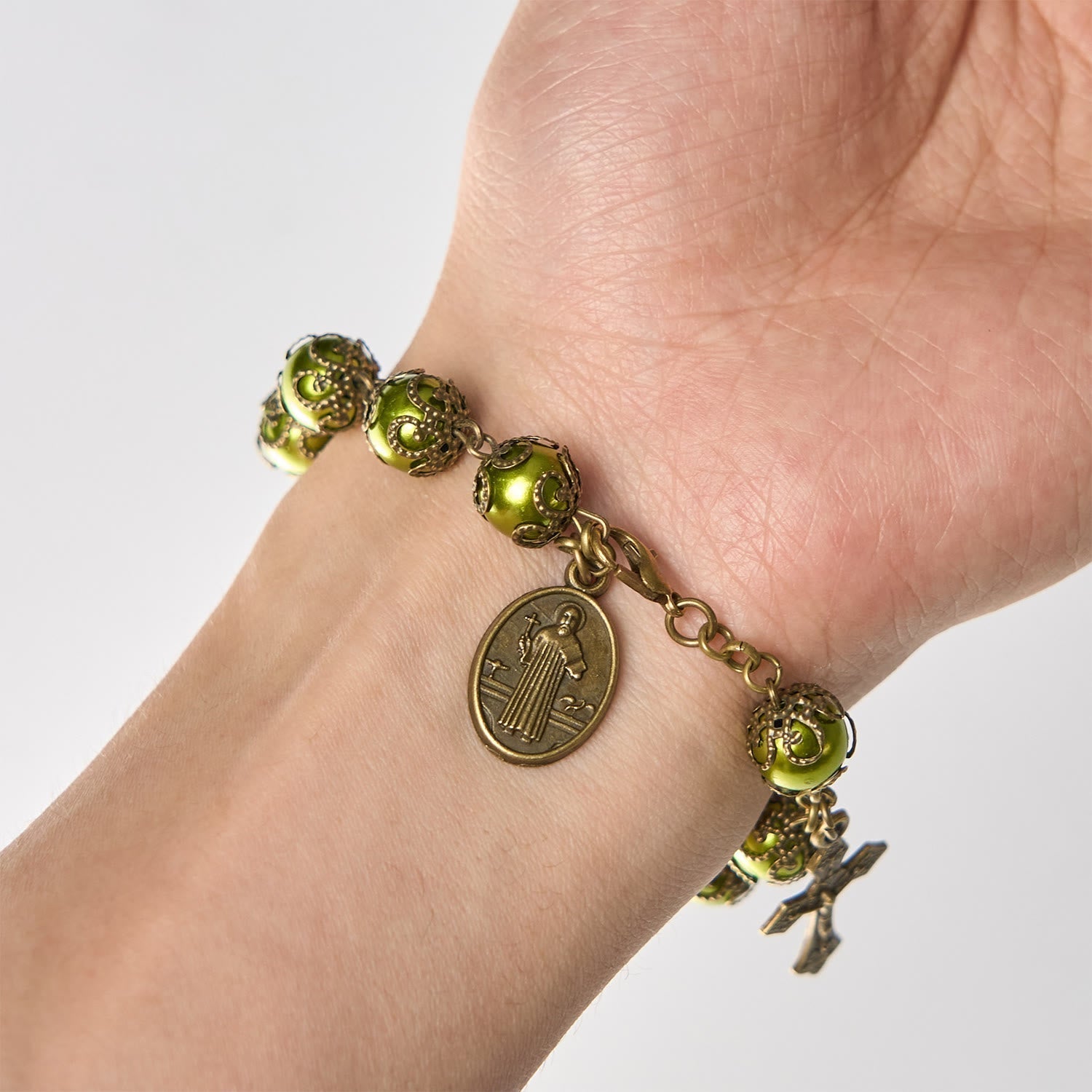 Pulsera de Cuentas Verdigris Mate con Medalla de San Benito de Bronce y Crucifijo