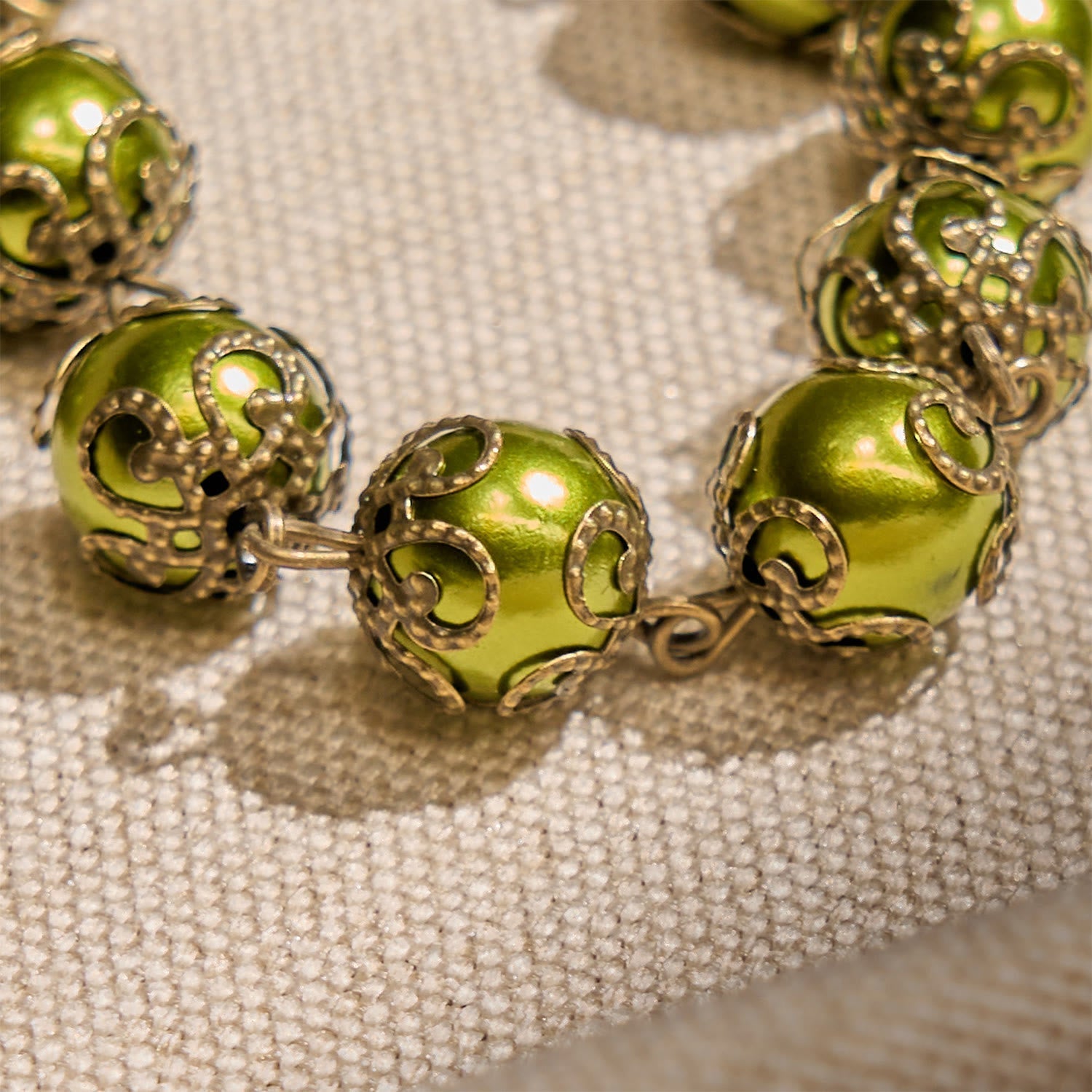 Pulsera de Cuentas Verdigris Mate con Medalla de San Benito de Bronce y Crucifijo