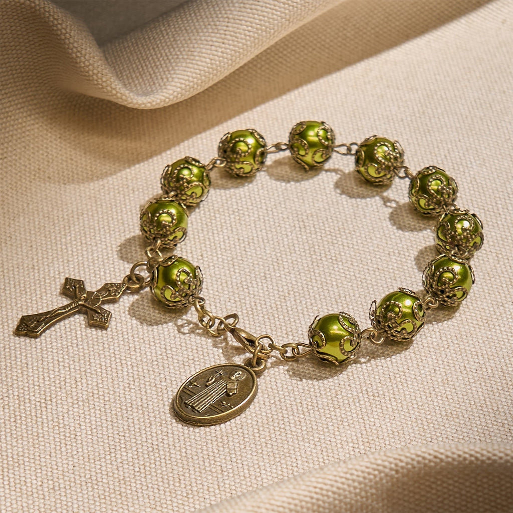 Pulsera de Cuentas Verdigris Mate con Medalla de San Benito de Bronce y Crucifijo