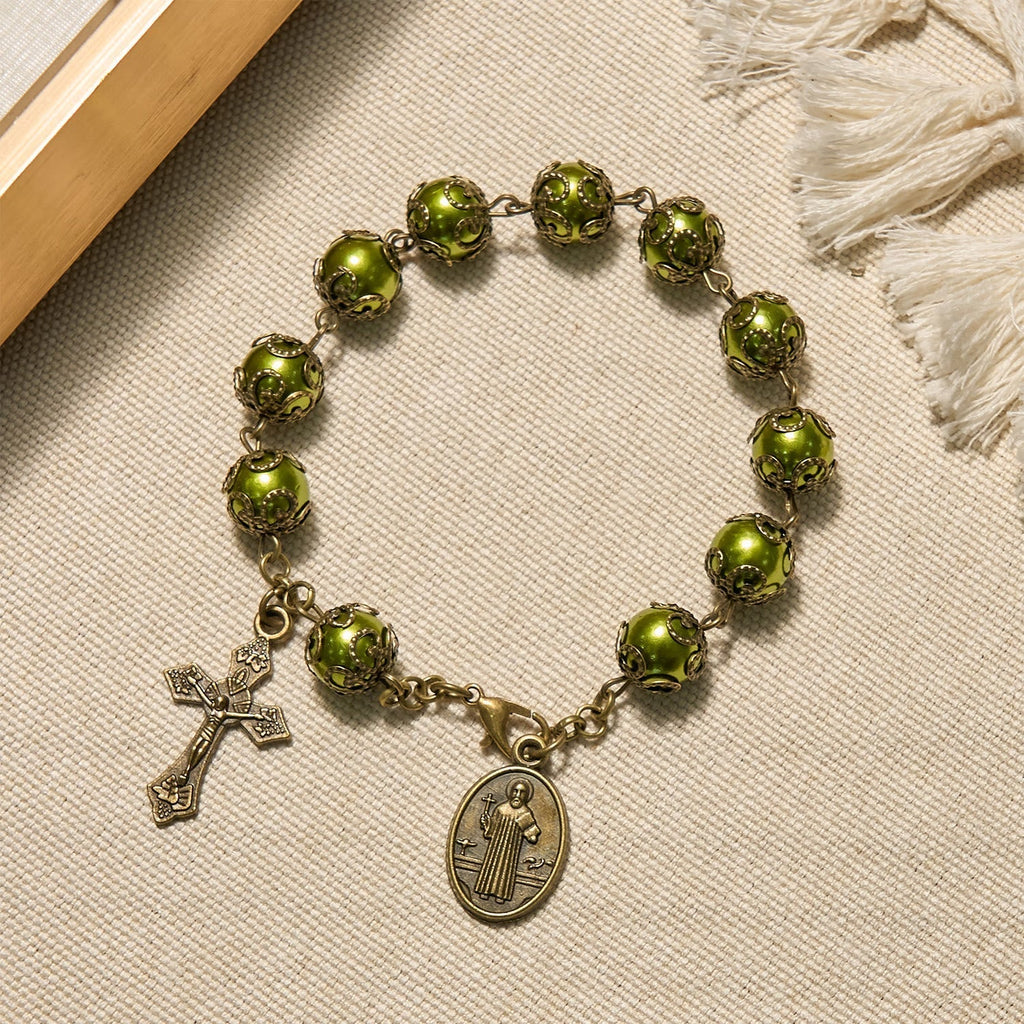 Pulsera de Cuentas Verdigris Mate con Medalla de San Benito de Bronce y Crucifijo