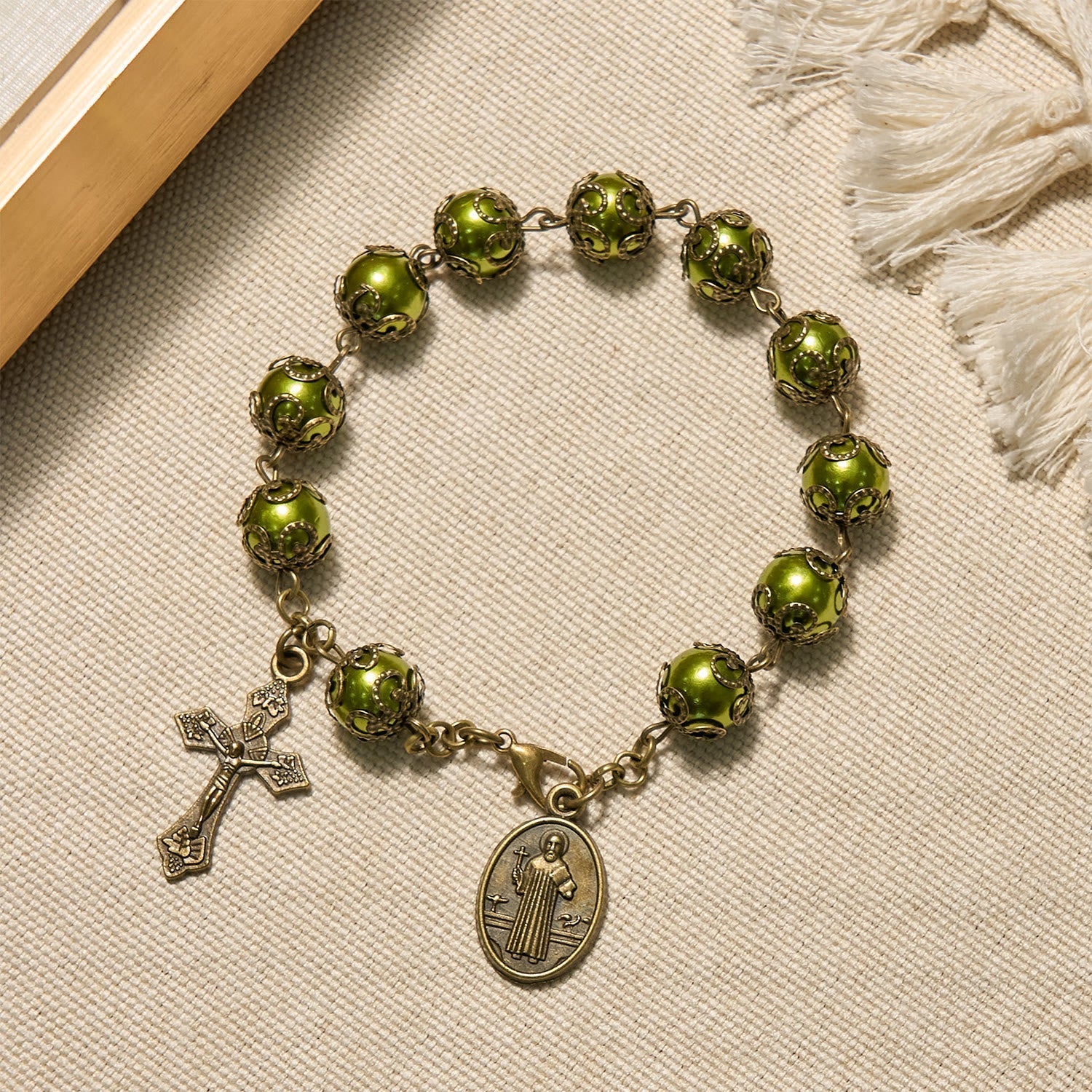 Pulsera de Cuentas Verdigris Mate con Medalla de San Benito de Bronce y Crucifijo