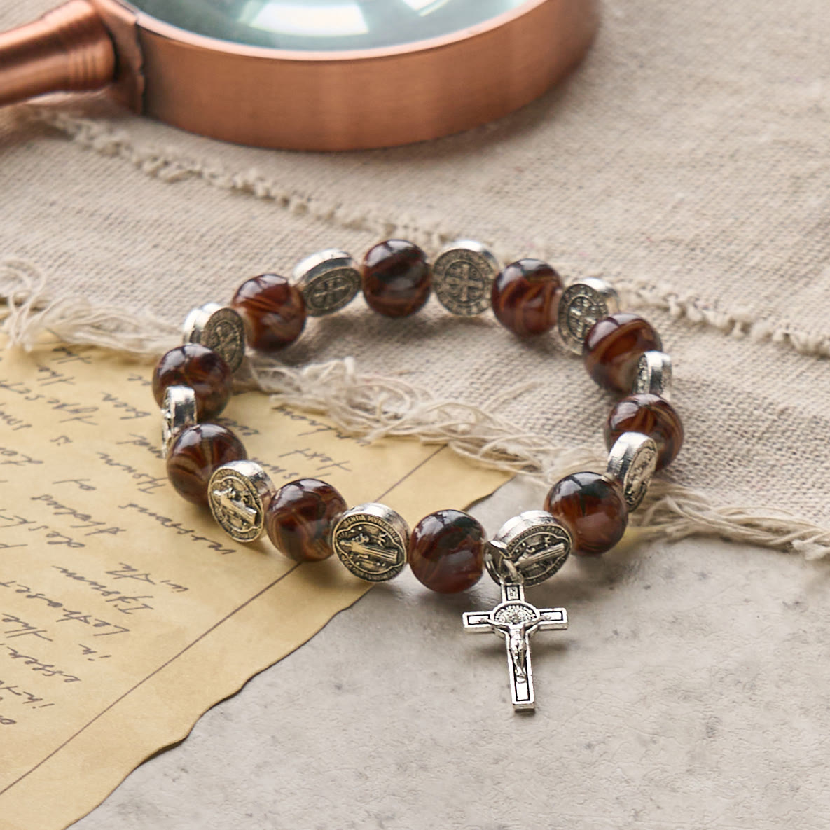 Pulsera Tricolor de Cuentas con Medalla de Plata de San Benito y Crucifijo: Arte de Fe Divina