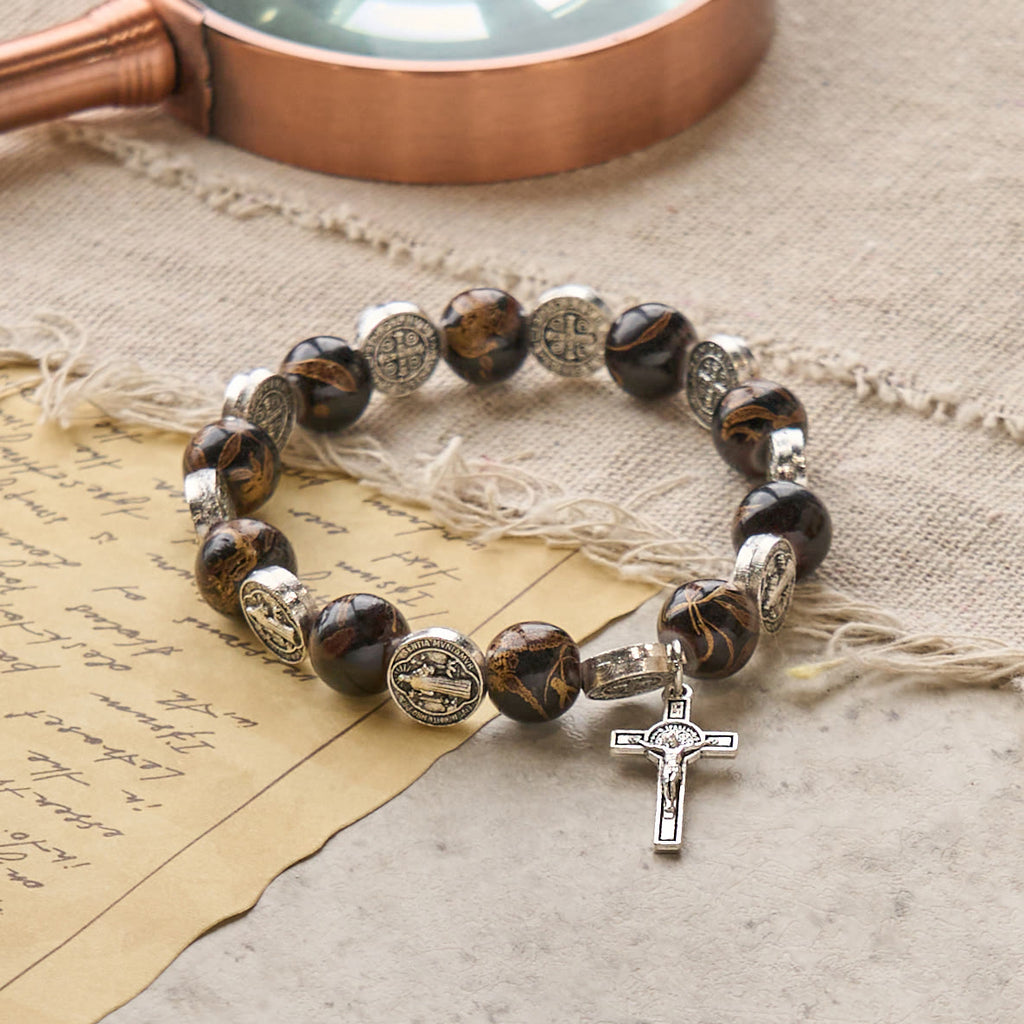 Pulsera Tricolor de Cuentas con Medalla de Plata de San Benito y Crucifijo: Arte de Fe Divina