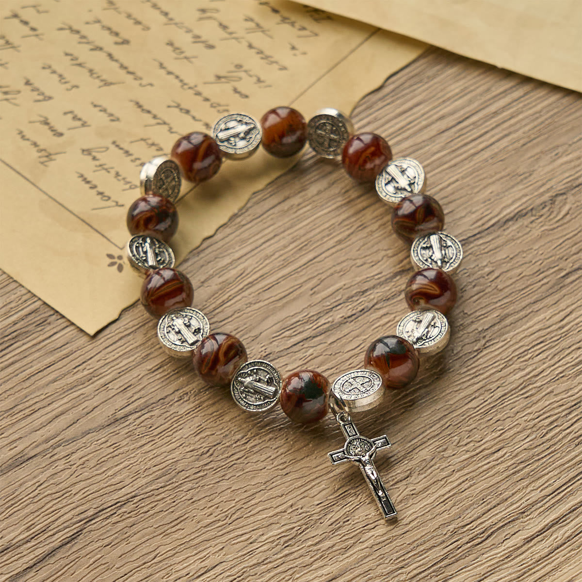 Pulsera Tricolor de Cuentas con Medalla de Plata de San Benito y Crucifijo: Arte de Fe Divina